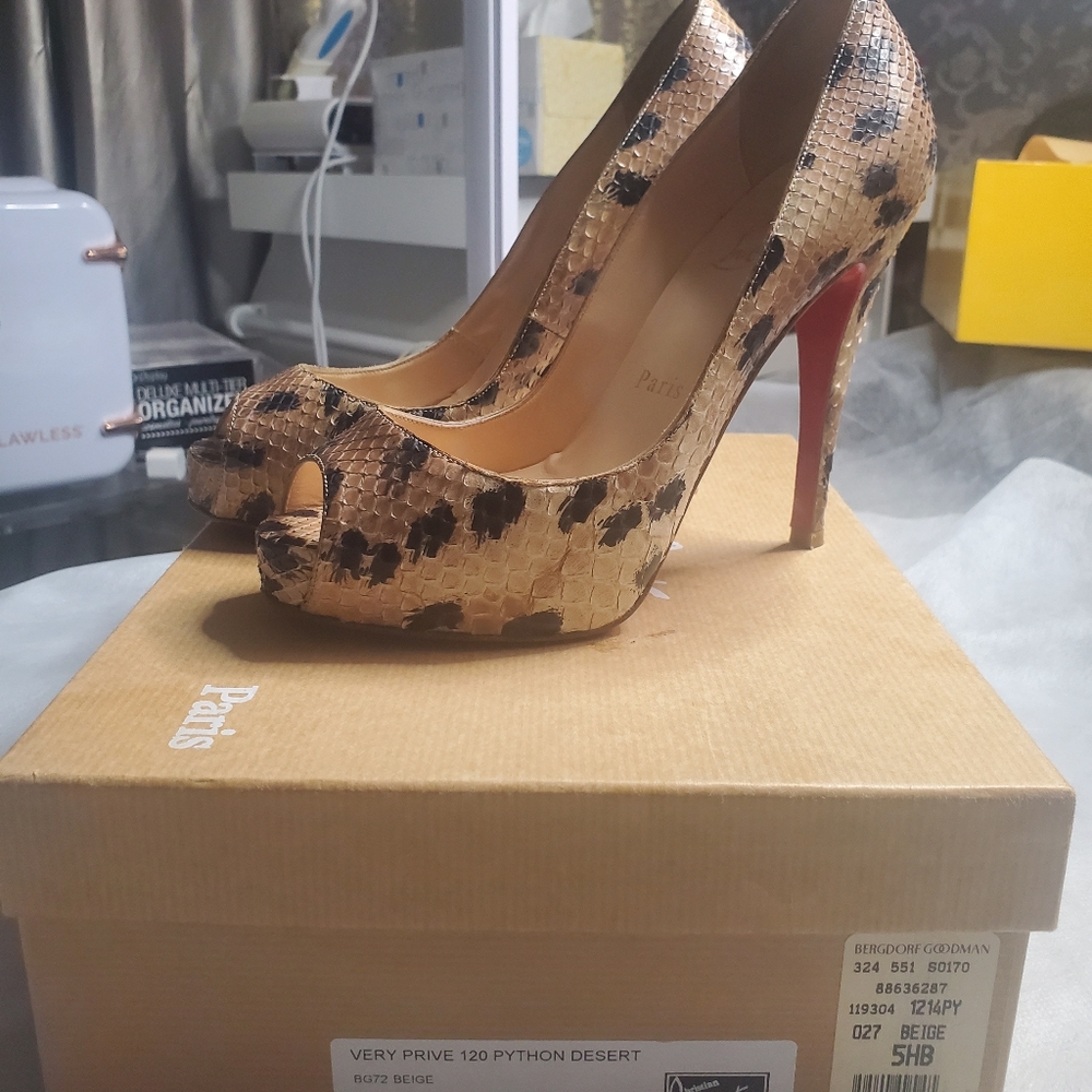 Beautiful Christian Louboutin Pumps - Picture 3 of 8
